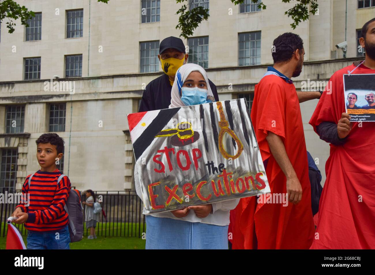 London, Großbritannien. Juli 2021. Ein Protestler hält während der Demonstration ein Plakat mit dem Aufhören der Hinrichtungen.Protestanten versammelten sich vor der Downing Street zum Jahrestag des Putsches von 2013 in Ägypten. (Foto: Vuk Valcic/SOPA Images/Sipa USA) Quelle: SIPA USA/Alamy Live News Stockfoto