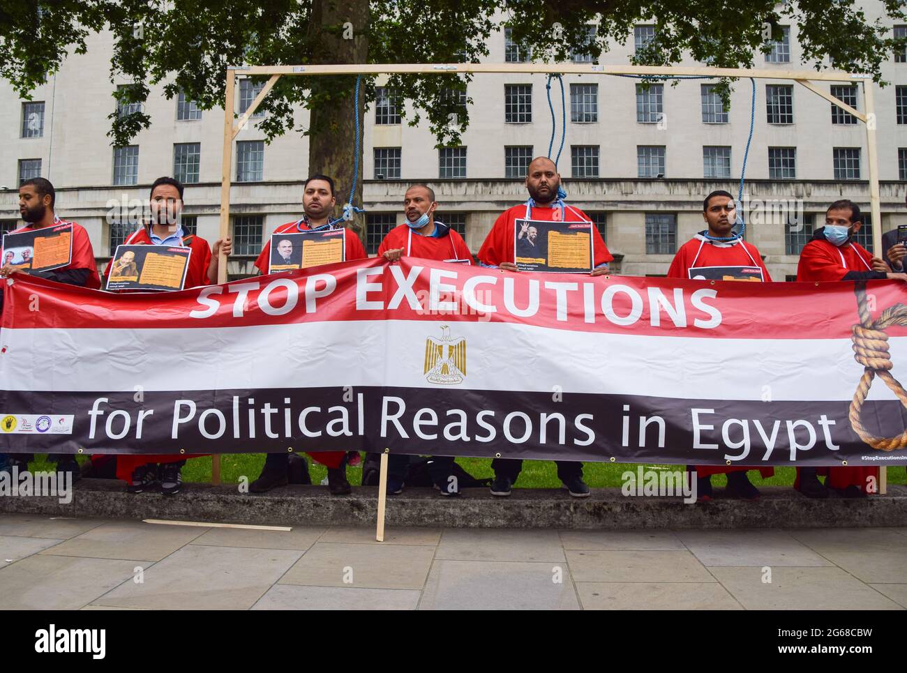 London, Großbritannien. Juli 2021. Demonstranten mit Seilen um den Hals halten Plakate und ein Banner während der DemonstrationProtestierende versammelten sich vor der Downing Street zum Jahrestag des Putsches von 2013 in Ägypten. (Foto: Vuk Valcic/SOPA Images/Sipa USA) Quelle: SIPA USA/Alamy Live News Stockfoto