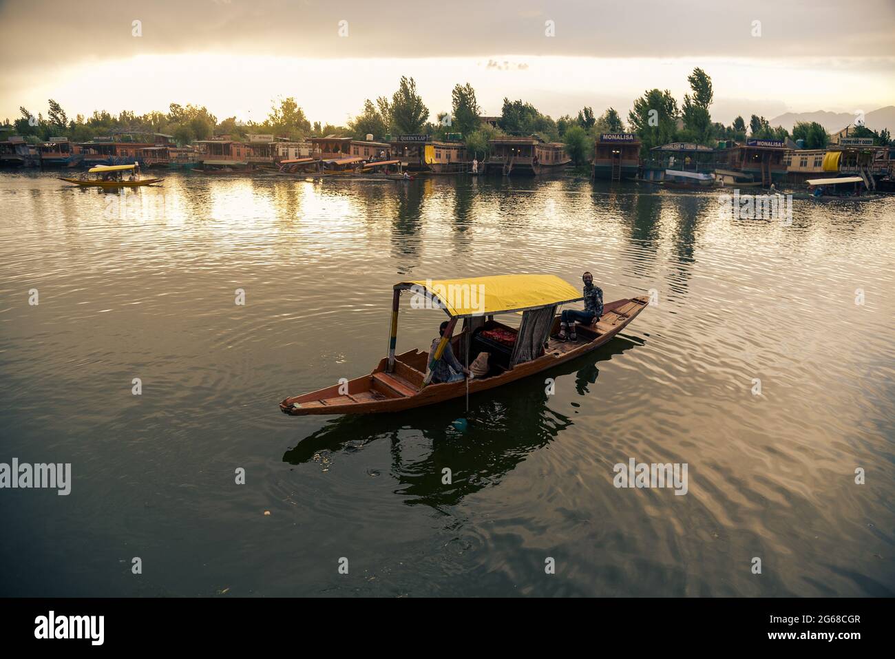 Srinagar, Indien. Juli 2021. Ein Mann rudert sein Shikara-Boot auf dem Dal Lake während des Sonnenuntergangs.Wettermänner prognostizierten hauptsächlich „heißes und trockenes“ Wetter in Jammu und Kaschmir für die nächsten fünf Tage. (Foto von Idrees Abbas/SOPA Images/Sipa USA) Quelle: SIPA USA/Alamy Live News Stockfoto