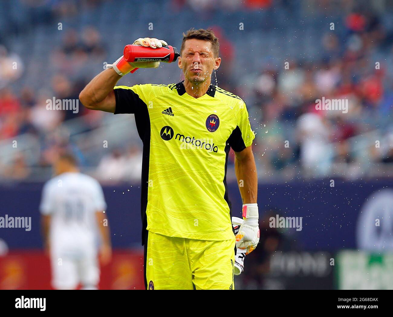 Chicago, USA, 03. Juli 2021. Major League Soccer (MLS) der Chicago Fire FC-Torwart Bobby Shuttleworth macht sich vor dem Start des Spiels gegen den Atlanta United FC im Soldier Field in Chicago, IL, USA, mit Wasser bekannt. Chicago gewann 3:0. Kredit: Tony Gadomski / All Sport Imaging / Alamy Live Nachrichten Stockfoto