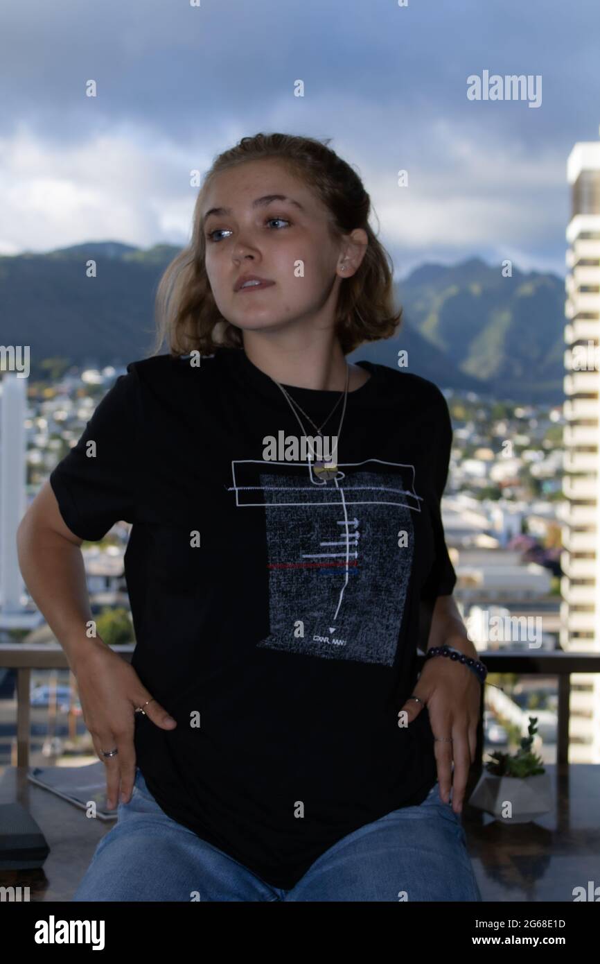 Aufnahme meiner Freundin, die auf ihrer Veranda in Honolulu Hawaii sitzt Stockfoto