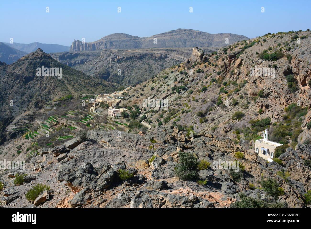 OMAN. DIE BERGE DES GEBIRGES DES BERGES. DIE REGION VON JABAL AL AKHDAR, DEM GRÜNEN BERG, ERHÄLT IHREN NAMEN VON DEN TERRASSENANBAUUNGEN, DIE DURCH DEN FALAJ, AN I, ERMÖGLICHT WURDEN Stockfoto