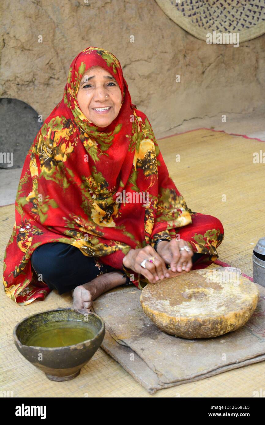 OMAN. DIE BERGE DES GEBIRGES DES BERGES. IM ALTEN DORF AL HAMRA MACHT DAS MUSEUM OF BAIT AL SAFAH EIN TRADITIONELLES ALTES OMANESE-HAUS LEBENDIG Stockfoto