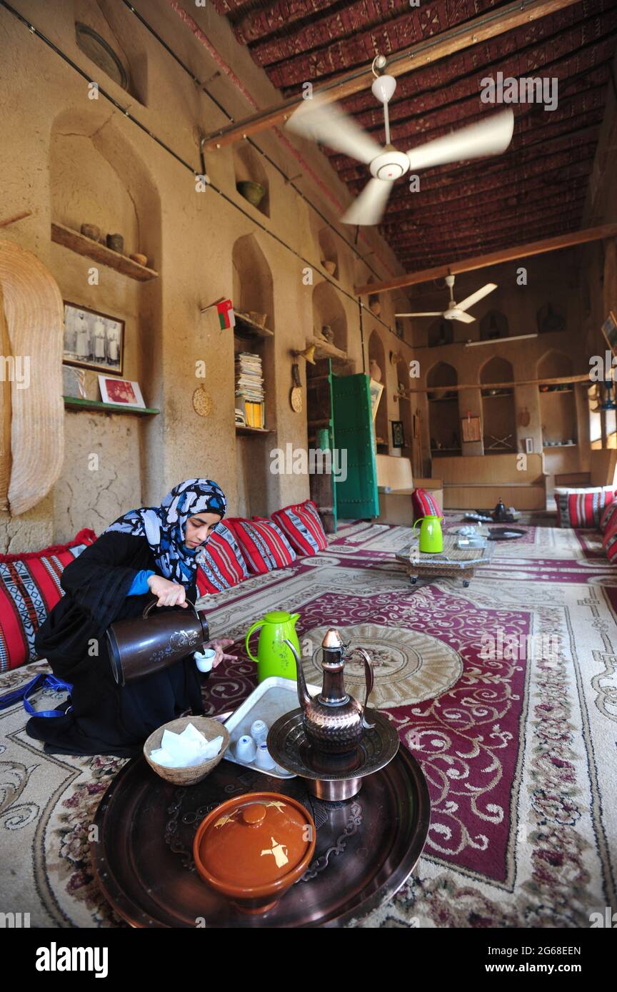 OMAN. DIE BERGE DES GEBIRGES DES BERGES. IM ALTEN DORF AL HAMRA MACHT DAS MUSEUM OF BAIT AL SAFAH EIN TRADITIONELLES ALTES OMANESE-HAUS LEBENDIG Stockfoto