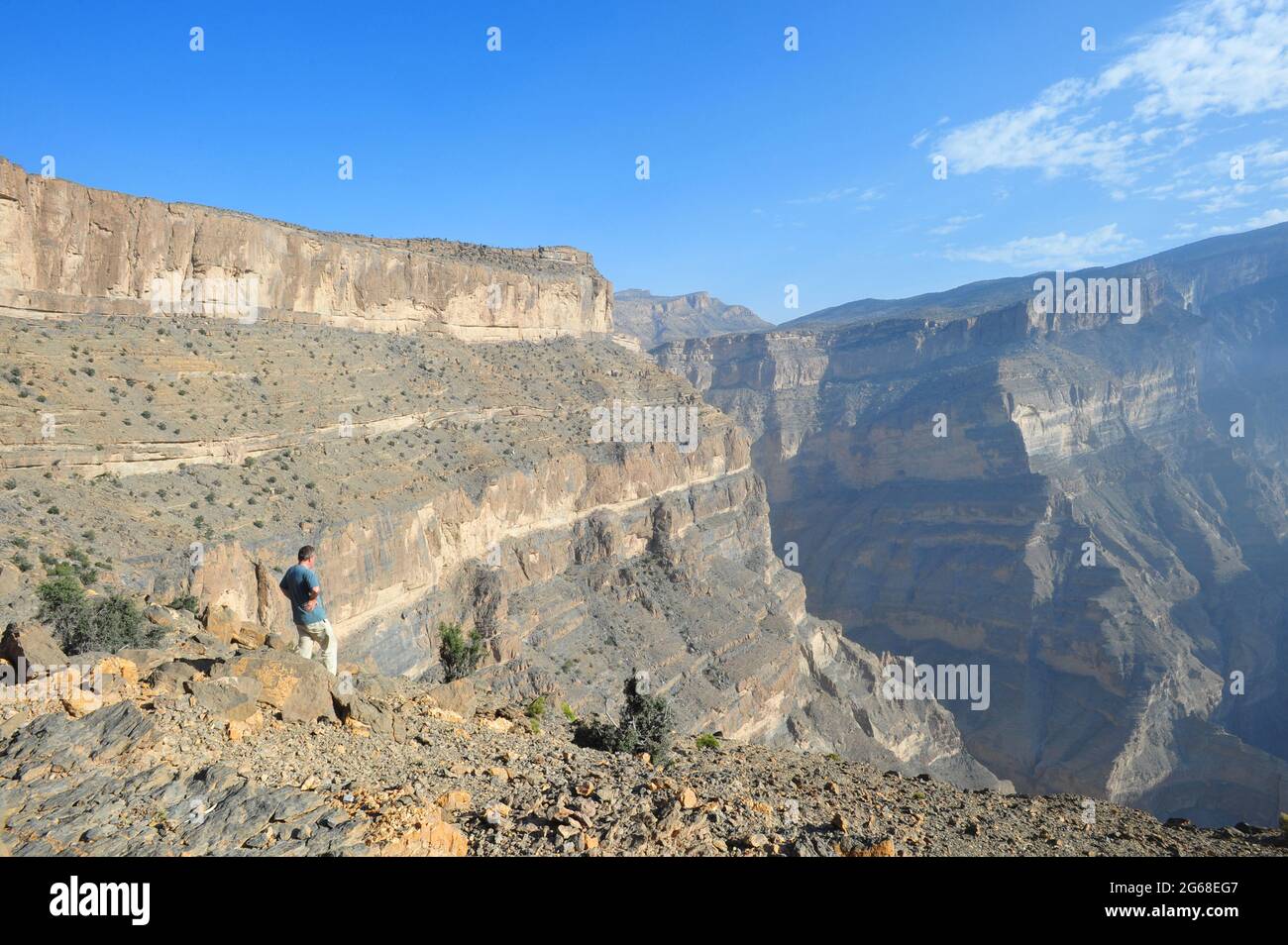 OMAN. DIE BERGE DES GEBIRGES DES BERGES. TREKKER IN DEN JABAL SHAMS UND SEINEN 1 500 M TIEFEN CANYON. EIN WANDERWEG GEHT HINEIN. Stockfoto