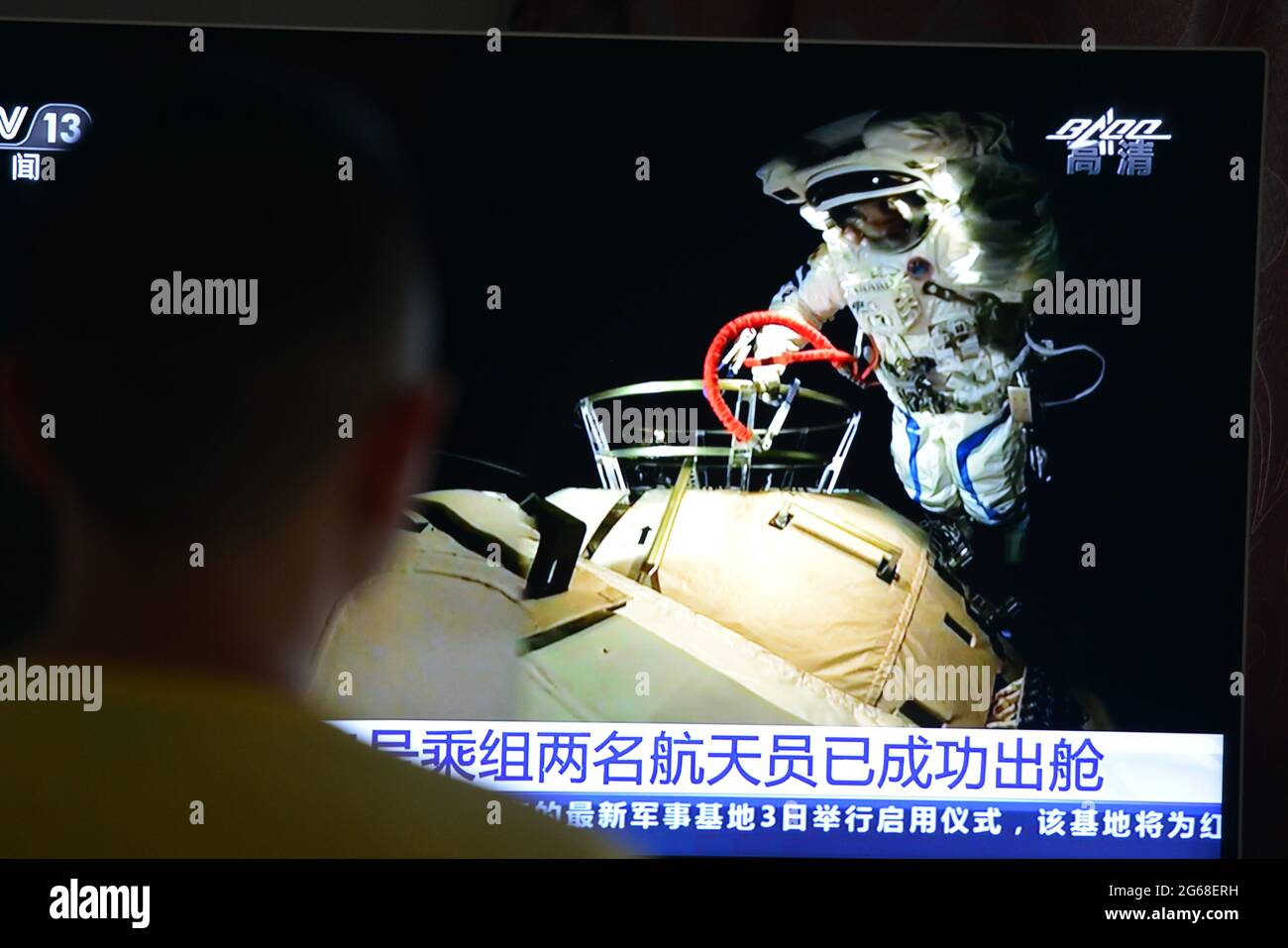 Das Publikum schaut sich die Live-TV-Sendung vor dem Fernseher an, Über die beiden Astronauten der chinesischen Raumsonde Shenzhou 12, die Weltraumoperationen außerhalb des Kernmoduls der chinesischen Raumstation durchgeführt haben.zwei chinesische Astronauten flogen am Sonntagmorgen aus dem Kernmodul der chinesischen permanenten Raumstation, um die erste extravakuläre Aktivität des Landes durchzuführen, die gemeinhin als Spacewalk bekannt ist, In 13 Jahren. BIS 11:02 Uhr morgens schwebten Generalmajor Liu Bording und Oberst Tang Hongbo aus dem Modul namens Tianhe oder Harmony of Heavens heraus. Stockfoto