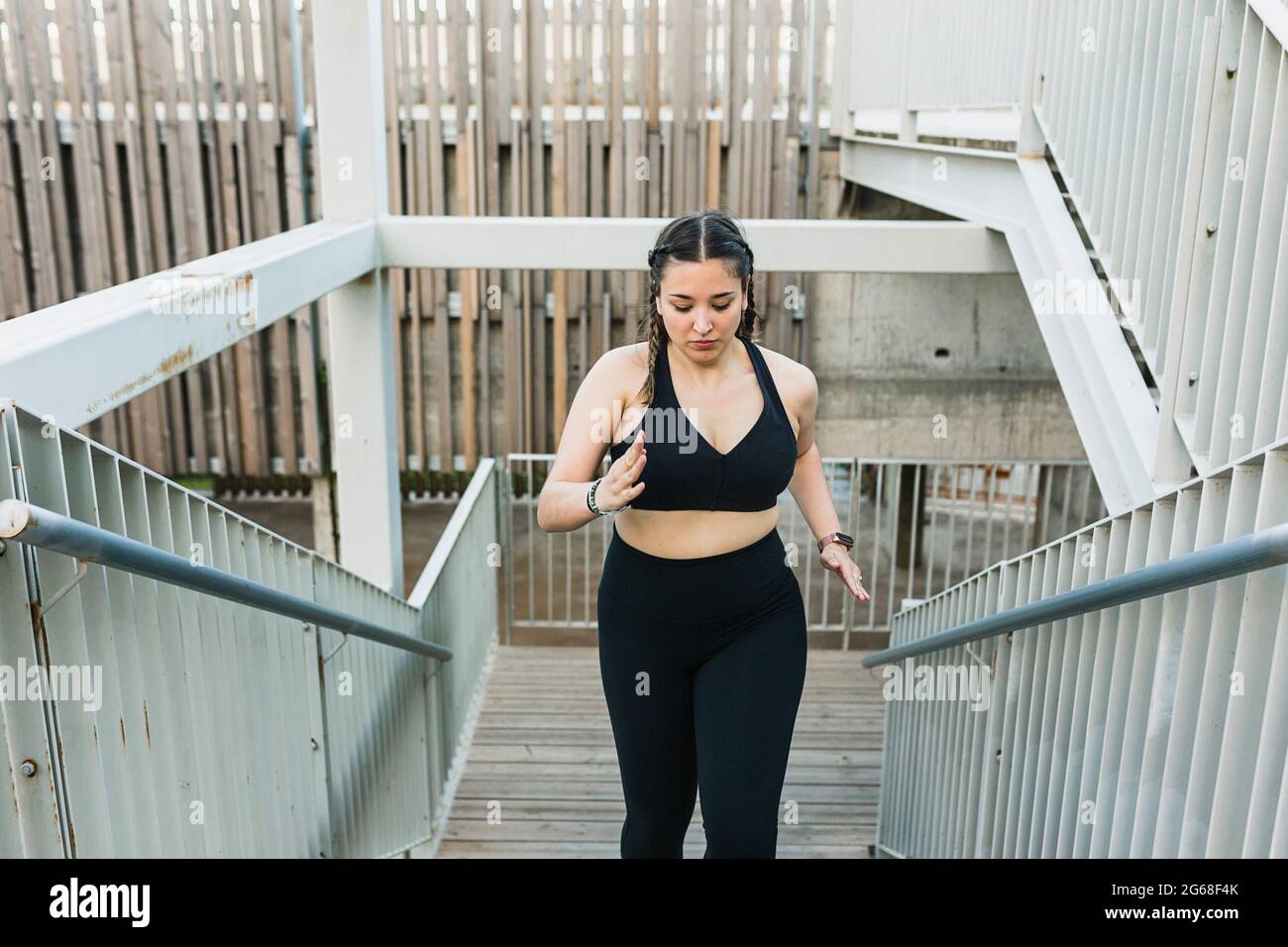 Kurvige junge Frau beim Laufen und Workout im Freien Stockfoto