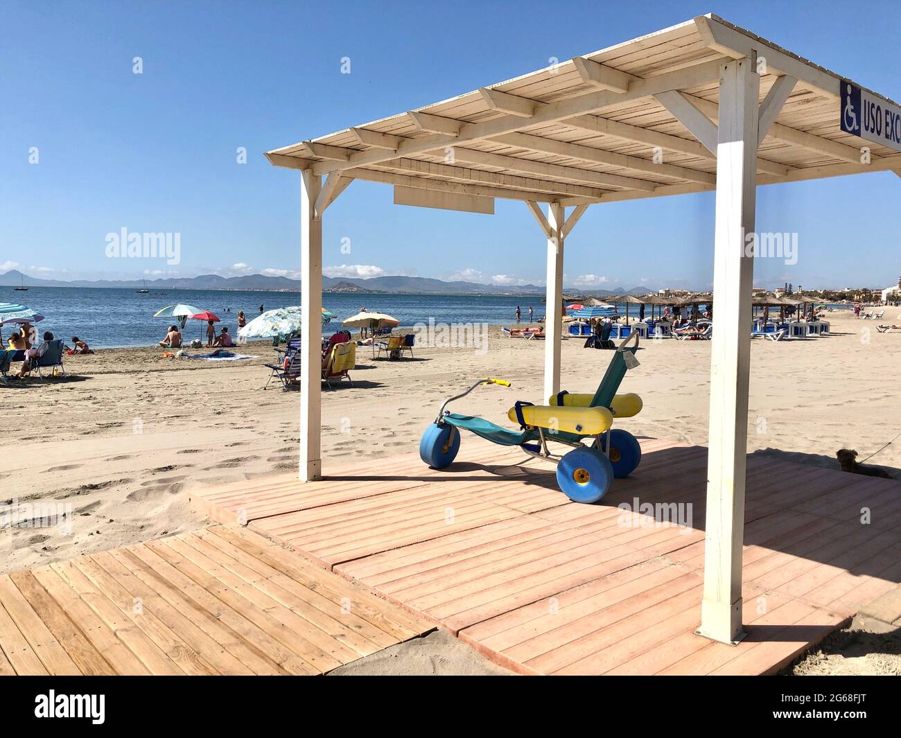 Murcia, Spanien - Juni, 2021: Spezieller Ort für behinderte Menschen am öffentlichen Strand. Stockfoto