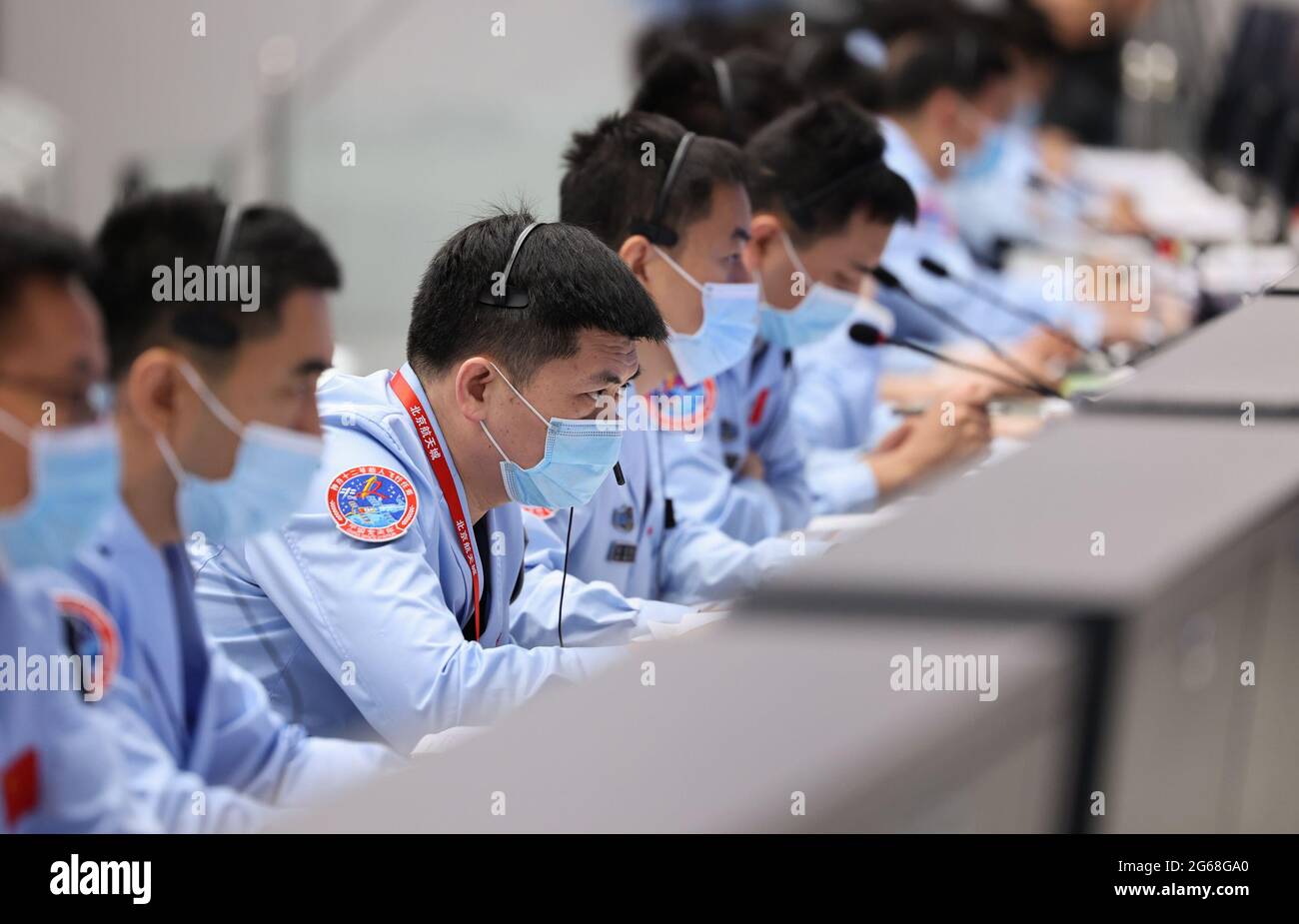 (210704) -- PEKING, 4. Juli 2021 (Xinhua) -- Technische Mitarbeiter arbeiten am 4. Juli 2021 im Beijing Aerospace Control Center in Peking, der Hauptstadt Chinas. Die chinesischen Astronauten Liu Bording und Tang Hongbo waren am Sonntag um 11:02 Uhr (Pekinger Zeit) aus dem Kernmodul der Raumstation Tianhe herausgeglitten und begannen laut der China Manned Space Agency (CMSA) mit extravehicular activities (EVAs). Die beiden Astronauten haben die Installation der Fußstützen und des extravehicular workins abgeschlossen, indem sie die selbstgemachten EMU (Extravehicular Mobility Unit)-Raumanzüge der neuen Generation auf Feitian anfertigen, was bedeutet, dass sie in den Weltraum fliegen Stockfoto