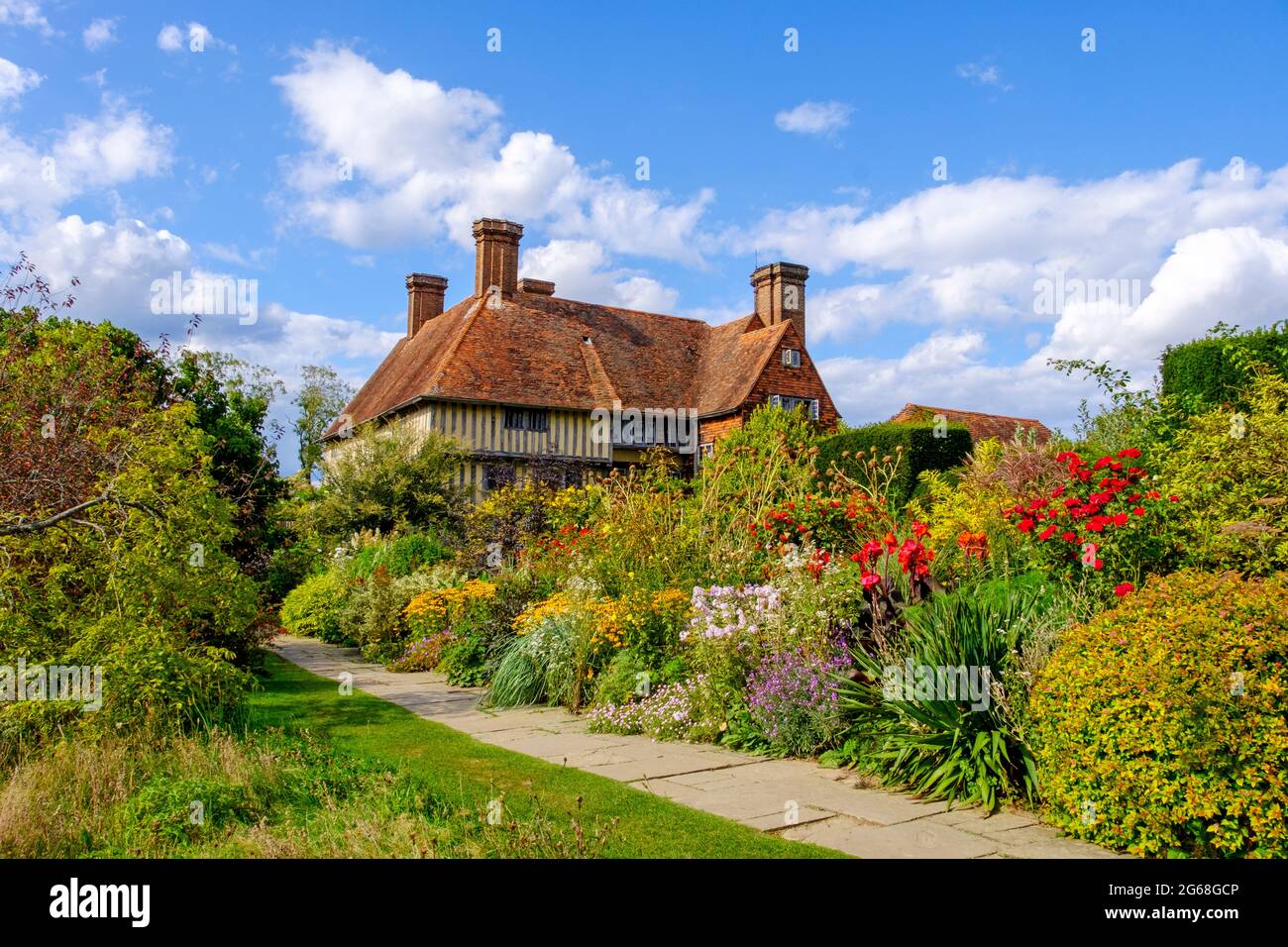 Die lange Grenze bei Great Dixter, in der Heimat des verstorbenen Christopher Lloyd, des gefeierten Gärtners und Schriftstellers. Northiam, East Sussex, Großbritannien Stockfoto