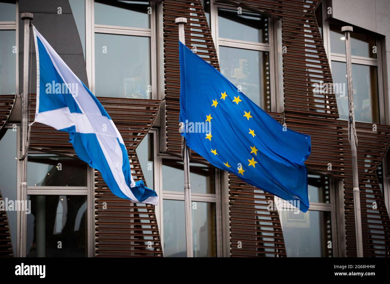 Aktenfoto vom 29/01/20 von einem Saltyre und einer Flagge der Europäischen Union vor dem schottischen Parlament in Edinburgh. Die Nachfrage nach einem speziellen Beratungsdienst für EU-, EWR- und Schweizer Bürger in Schottland hat sich im Monat der Frist für die beigelegt Statusanträge nach neuen Zahlen fast verdoppelt. Ausgabedatum: Sonntag, 4. Juli 2021. Stockfoto