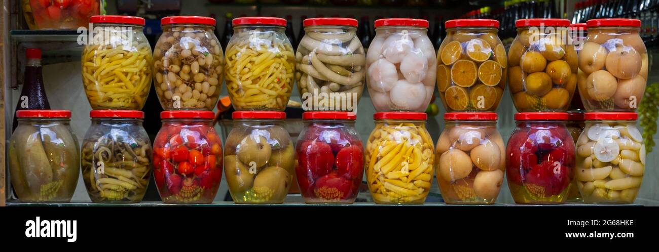 Hausgemachtes eingelegtes Gemüse in Gläsern bereit zu Essen Stockfoto