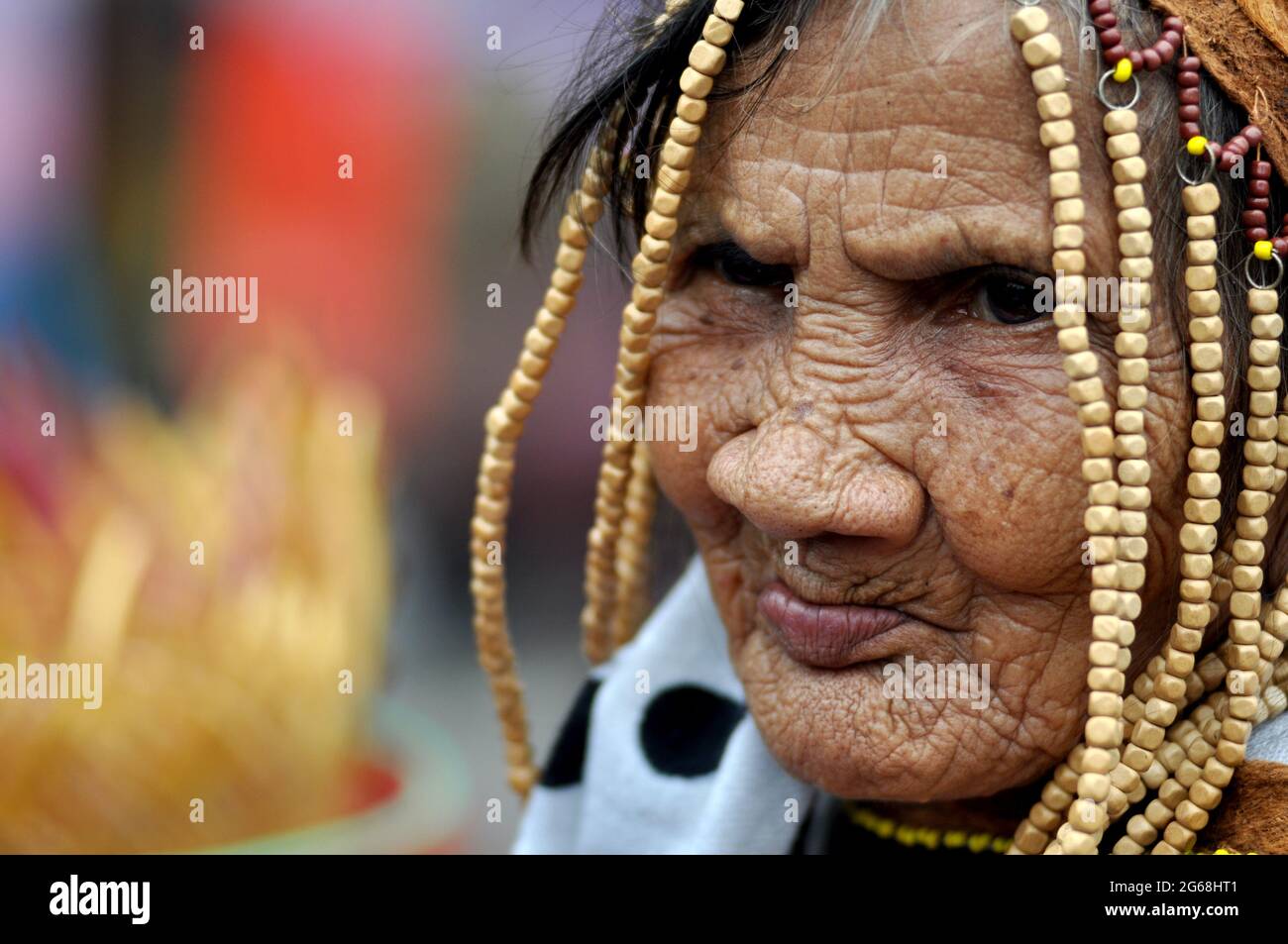 Jakarta, Indonesien - 1. Juli 2018: Indung Sabik, sie ist 128 Jahre alt und stammt aus dem Stamm der Dajak Meratus, war beim Dayak Festival in Jakarta anwesend Stockfoto