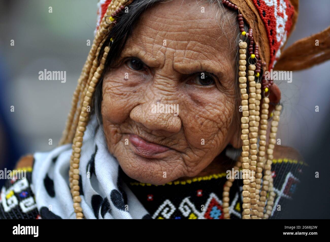 Jakarta, Indonesien - 1. Juli 2018: Indung Sabik, sie ist 128 Jahre alt und stammt aus dem Stamm der Dajak Meratus, war beim Dayak Festival in Jakarta anwesend Stockfoto