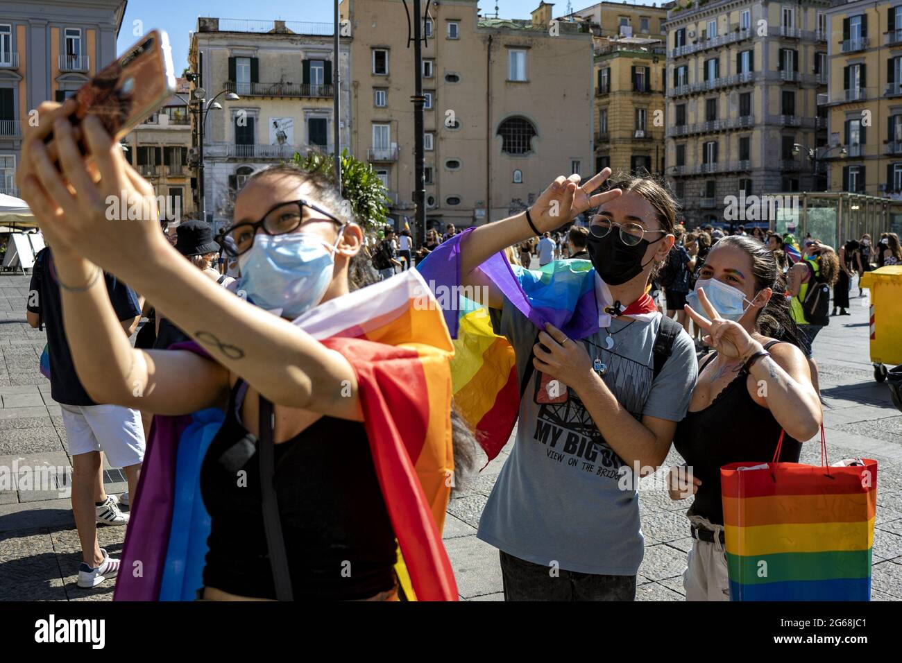 Italia - Napoli Pride 2021 senza parata per il Covid, ma è un grande successo di musica e colori. Entusiasmo, sorrisi, gioia, voglia di esserci e di condividere qualcosa di importante: 25 anni di battaglie e ancora tanta strada fare contro la violenza, il razzismo, l'isolamento, il bullismo. La città accoglie con grande entusiasmo il Naples Pride 2021 auf der Piazza Dante. Tanti Cartelli e striscioni in esposizione. In piazza, oltre alle associazioni che si battono per i diritti LGBT e alle famiglie Arcobaleno, c'erano anche tanti giovani che hanno voluto dimostrare la loro vicinanza a questi te Stockfoto