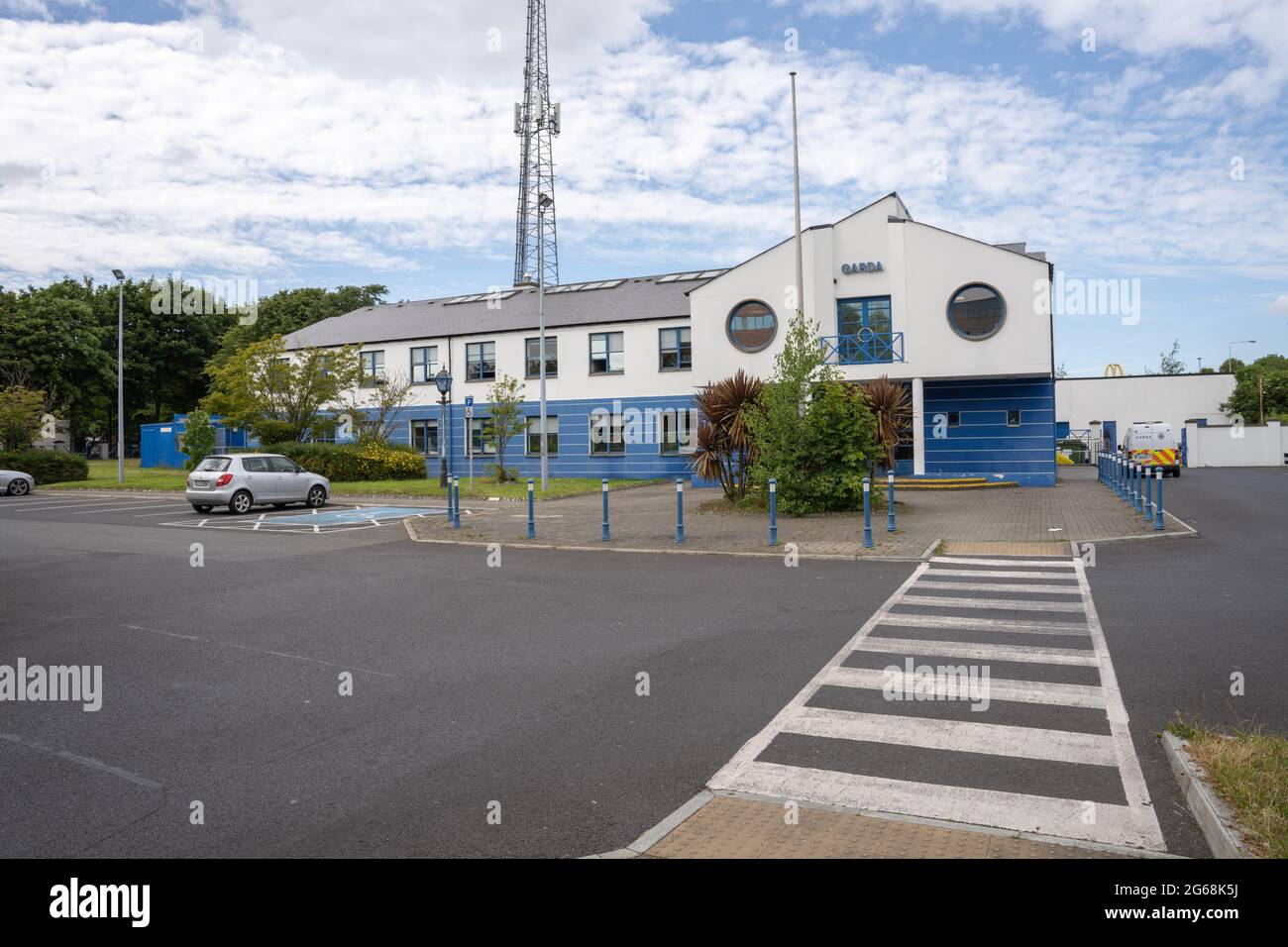 Dublin City, Dublin, Irland, 28. Juni 2021. Vorderansicht des Bahnhofs Tallaght Garda Stockfoto