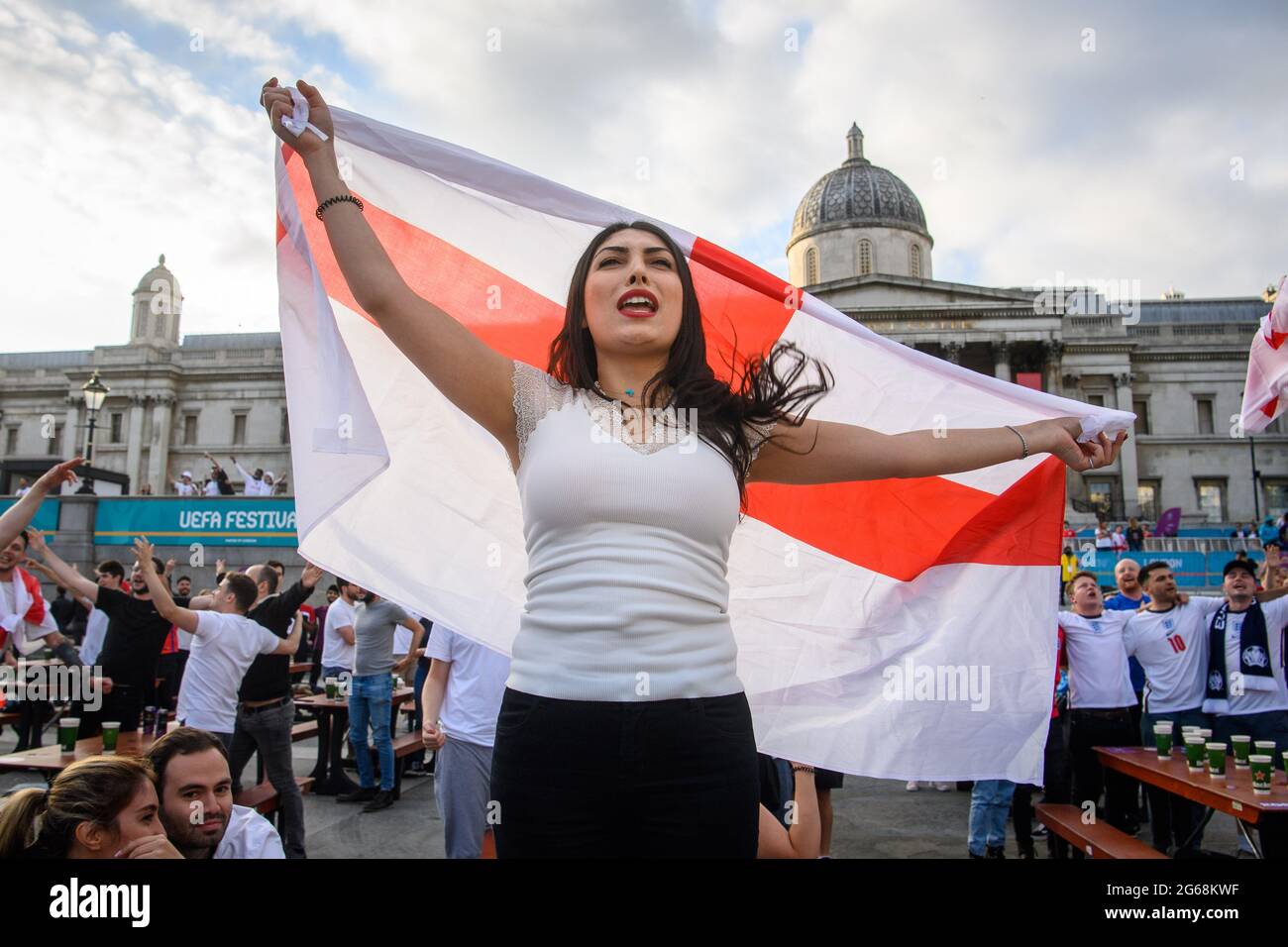 London, Großbritannien. 3. Juli 2021. England-Fans sehen in der offiziellen Fan Zone am Trafalgar Square in London, wie England beim UEFA-Viertelfinale der Euro 2020 in der Ukraine spielt. Bilddatum: Samstag, 3. Juli 2021. Bildnachweis sollte lauten: Matt Crossick/Alamy Live News Stockfoto