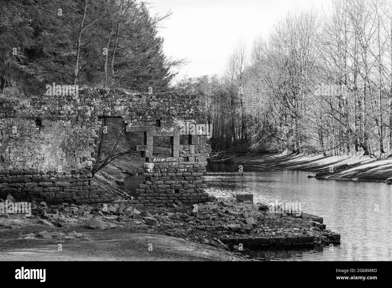 Ruinen eines alten Flax Mill Village in der Nähe des Thruscross Reservoirs, in der Nähe von Harrogate, North Yorkshire, England, Großbritannien. Stockfoto