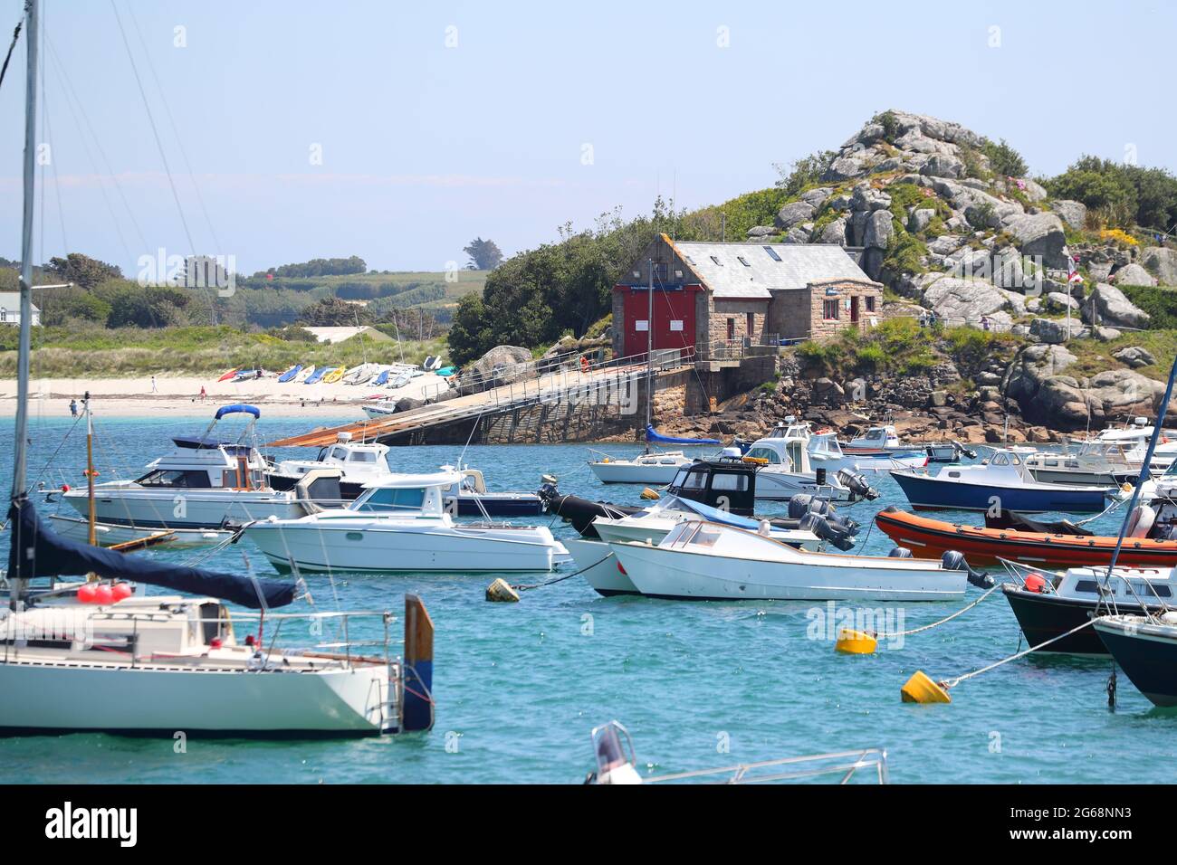 Hugh Town Hafen mit der RNLI Rettungsbootstation, St. Mary's, Isles of Scilly, Cornwall, Großbritannien Stockfoto