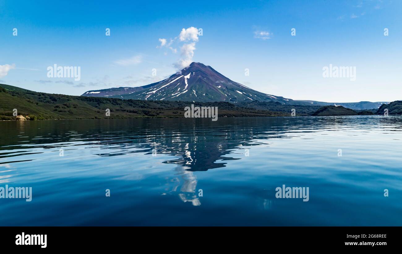 Kamtschatka. Kuril-See mit einer Spiegelung des Ilinsky-Vulkans Stockfoto