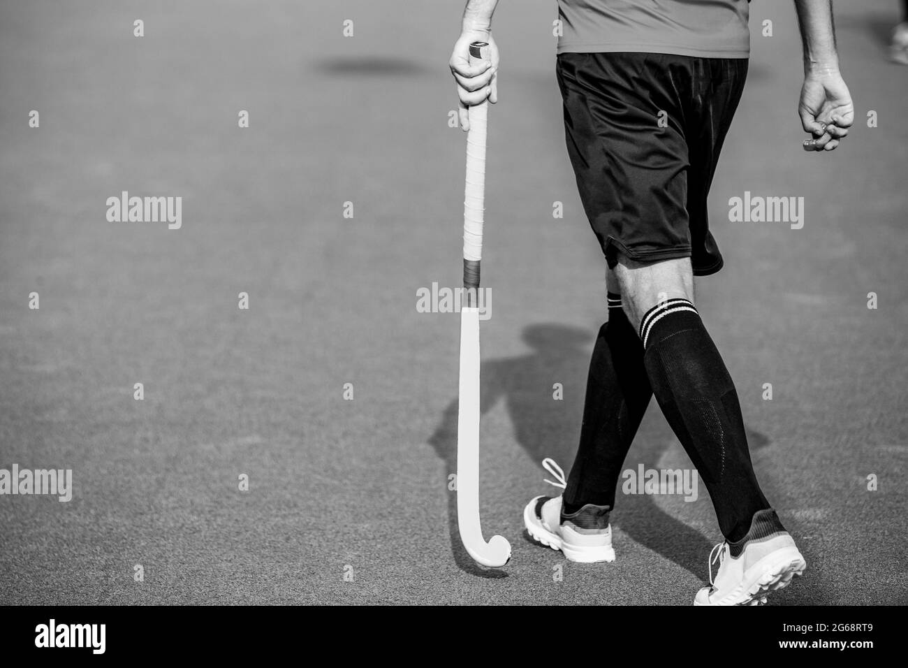 Hockey-Spieler auf Kunstrasen Spielplatz. Stockfoto