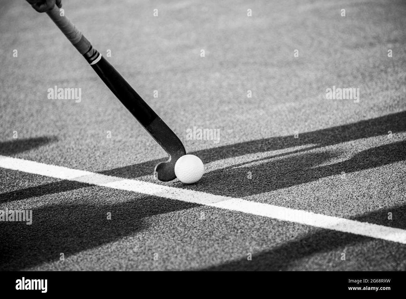 Hockey-Spieler auf Kunstrasen Spielplatz. Stockfoto