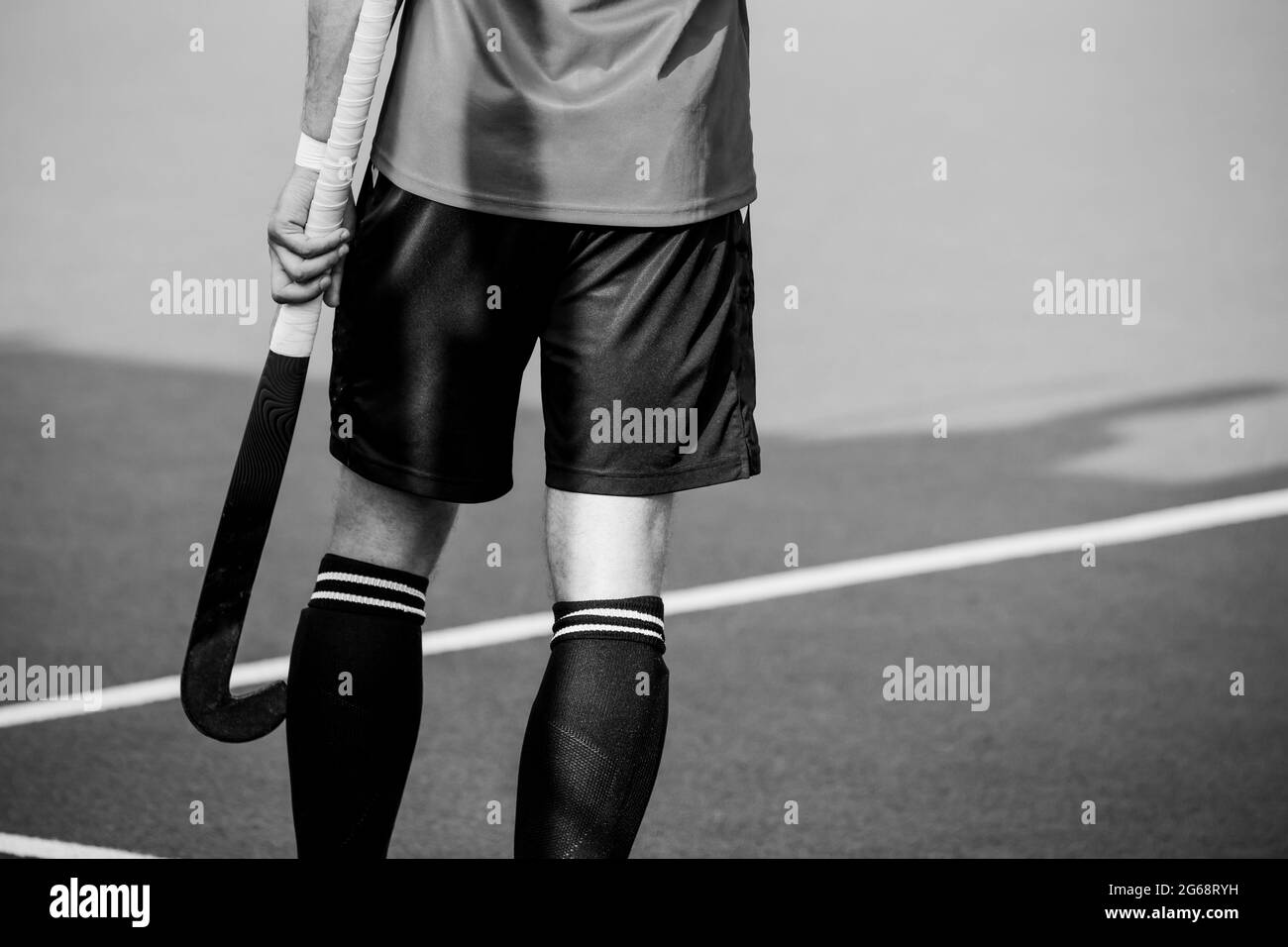 Hockey-Spieler auf Kunstrasen Spielplatz. Stockfoto