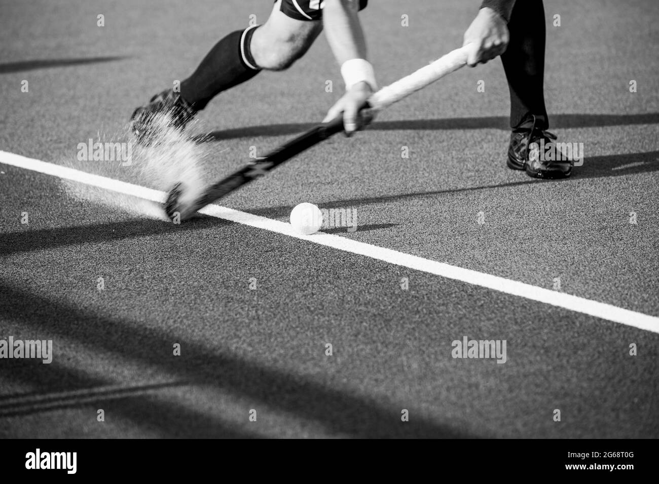 Hockey-Spieler auf Kunstrasen Spielplatz. Stockfoto