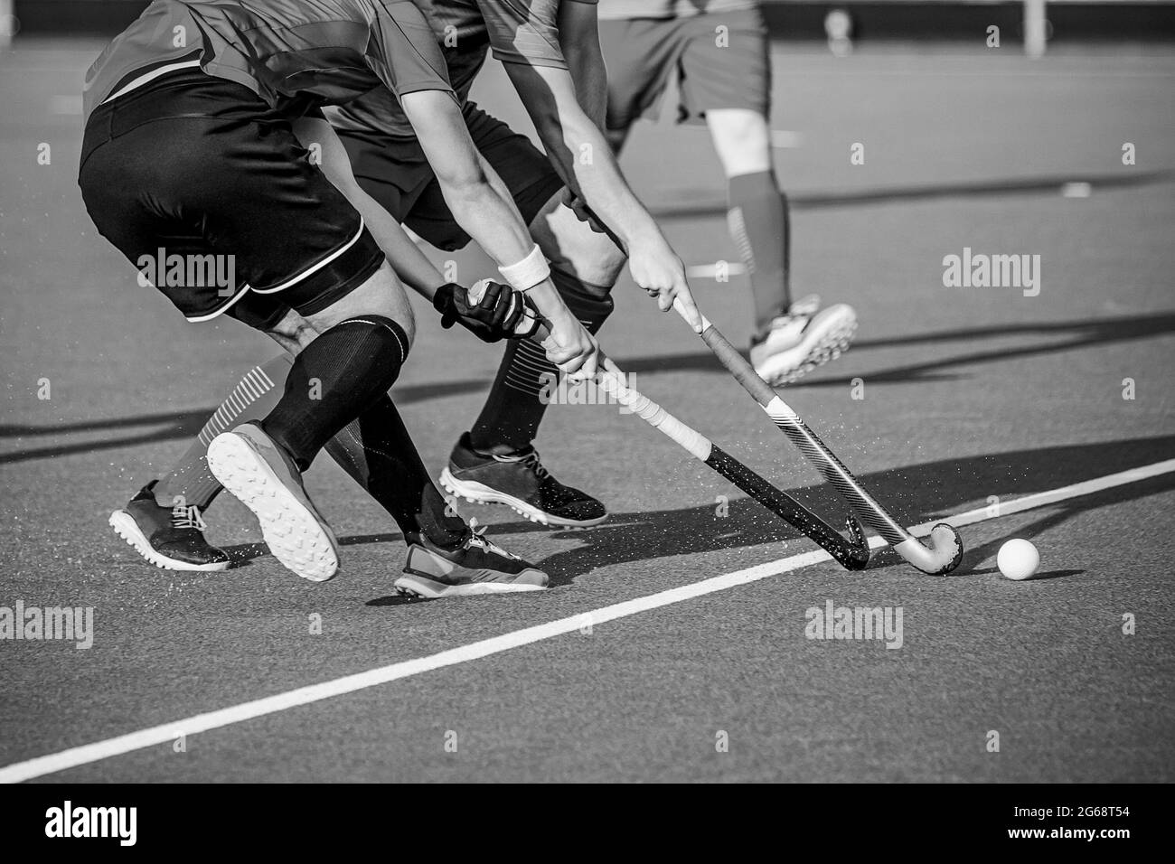 Hockey-Spieler auf Kunstrasen Spielplatz. Stockfoto