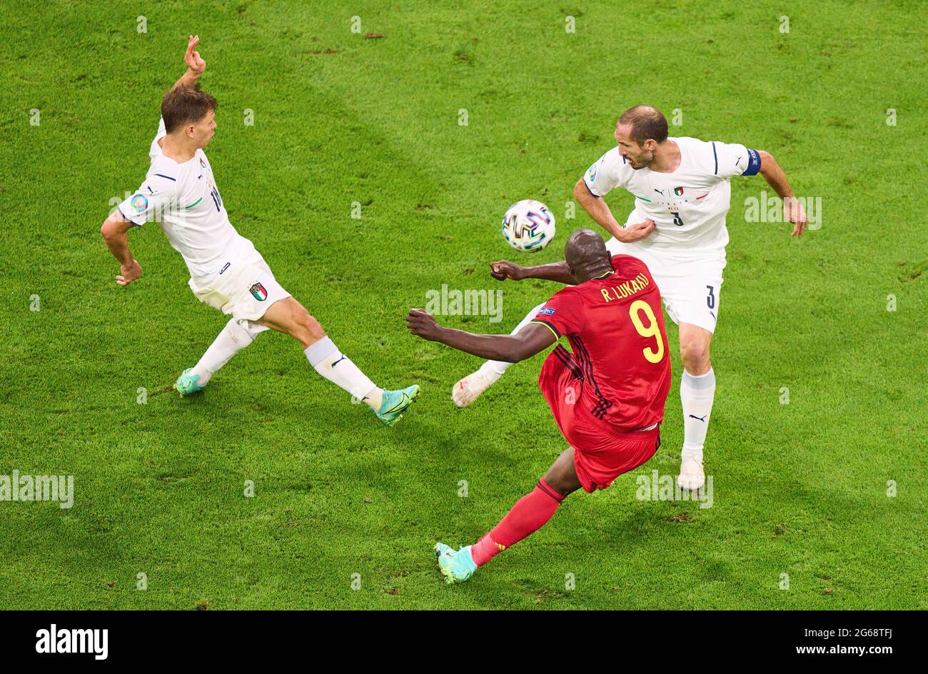 Romelu Lukaku, Belgien Nr.9 Wettkampf um den Ball, Tackling, Duell, Header, zweikampf, Aktion, Kampf gegen Giorgio Chiellini, ITA 3 Nicolo Barella, ITA 18 im Viertelfinale Belgien - ITALIEN 1-2 bei der Fußball-UEFA-Europameisterschaft 2020 in der Saison 2020/2021 am 02. Juli 2021 in München, Deutschland. © Peter Schatz / Alamy Live News Stockfoto