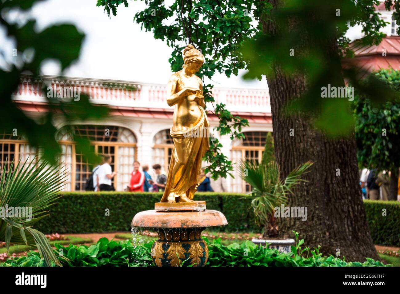 Saint-Petersburg, Russland - Monplaisir Garten mit einer goldenen Statue in Peterhof Stockfoto