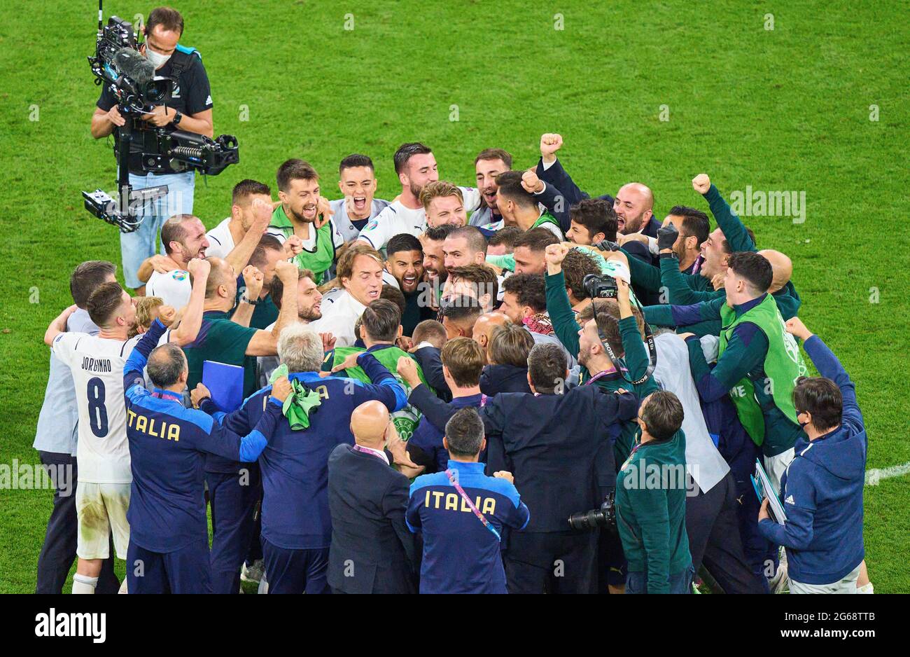 Roberto Manchini, ITA-Headcoach, Teamchef, Nationaltrainer, feiern mit dem Team, Giorgio Chiellini, ITA 3 Leonardo Spinazzola, ITA 4 Federico Chiesa, ITA 14 Ciro immobile, ITA 17 Gianluigi Donnarumma, ITA 21 Leonardo BONUCCI, ITA 19 Giovanni Di Lorenzo, ITA 2 Marco Verratti, ITA 6Lorenzo Insigne, ITA 10Jorvinho, ITA 8 Nicolo Barella, ITA 18 im Viertelfinalspiel BELGIEN - ITALIEN 1-2 bei den Fußball-UEFA-Europameisterschaften 2020 in der Saison 2020/2021 am 02. Juli 2021 in München, Deutschland. © Peter Schatz / Alamy Live News Stockfoto