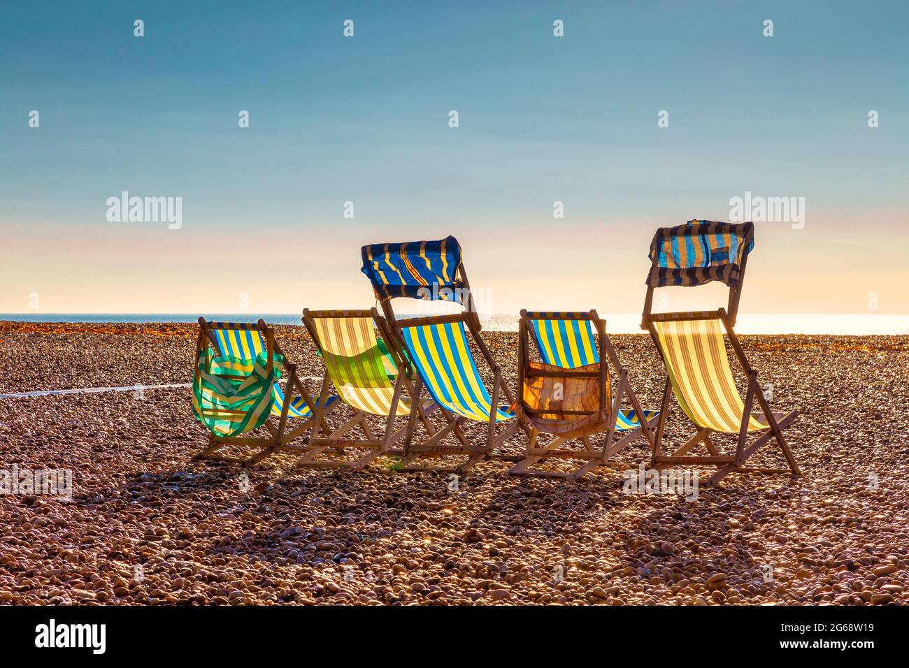 Liegestühle an einem Kiesstrand, Beer Beach, Beer, Devon, Großbritannien Stockfoto