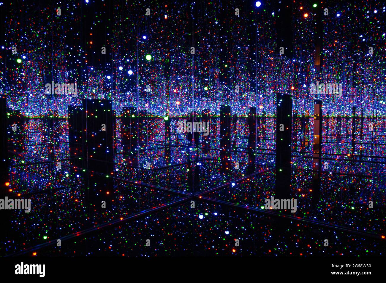 „Infinity Mirrored Room - Filled with the Brilliance of Life“ in der Yayoi Kusama Infinity Mirror Rooms Ausstellung 2021 in der Tate Modern, London, Großbritannien Stockfoto
