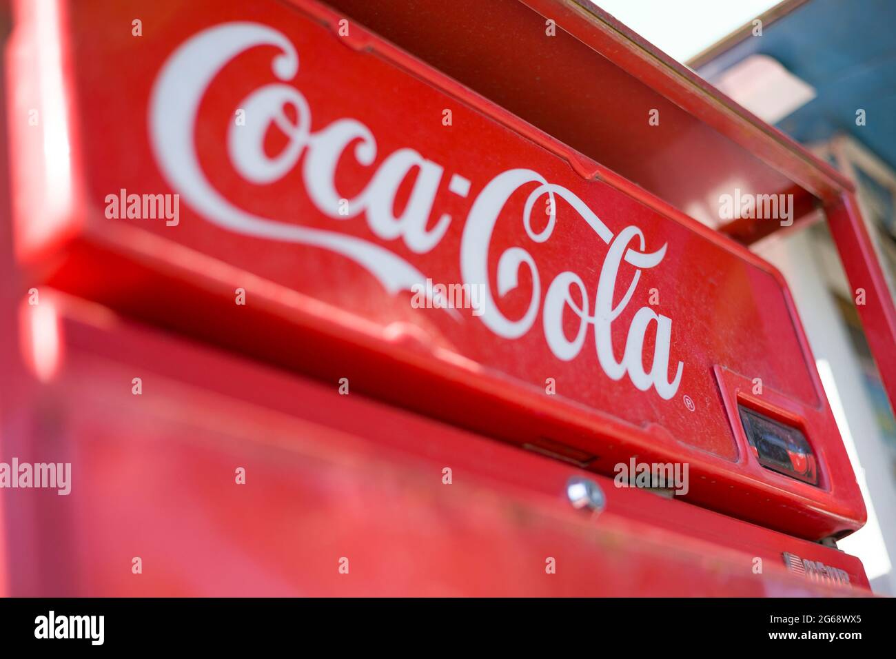 Bischkek , Kirgisistan Jule 04 , 2021 : Nahaufnahme des antiken Coca Cola-Markenautomaten Stockfoto