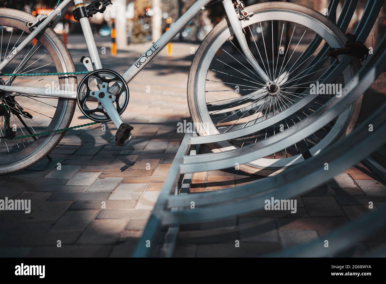 Gesperrtes Fahrrad auf dem Fahrradparkplatz. Transport-, Lager- und Sicherheitskonzept . Nahaufnahme Stockfoto