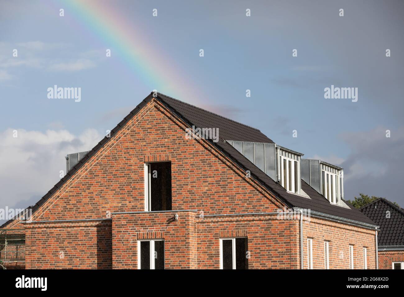 regenbogen über neuem Ziegelhaus Stockfoto