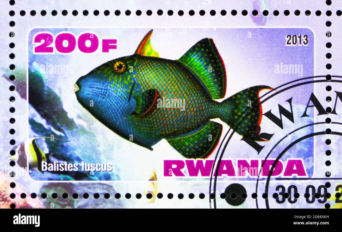 MOSKAU, RUSSLAND - 28. MÄRZ 2020: Die in Ruanda gedruckte Briefmarke zeigt Balistes fuscus, Seefishserie, um 2013 Stockfoto
