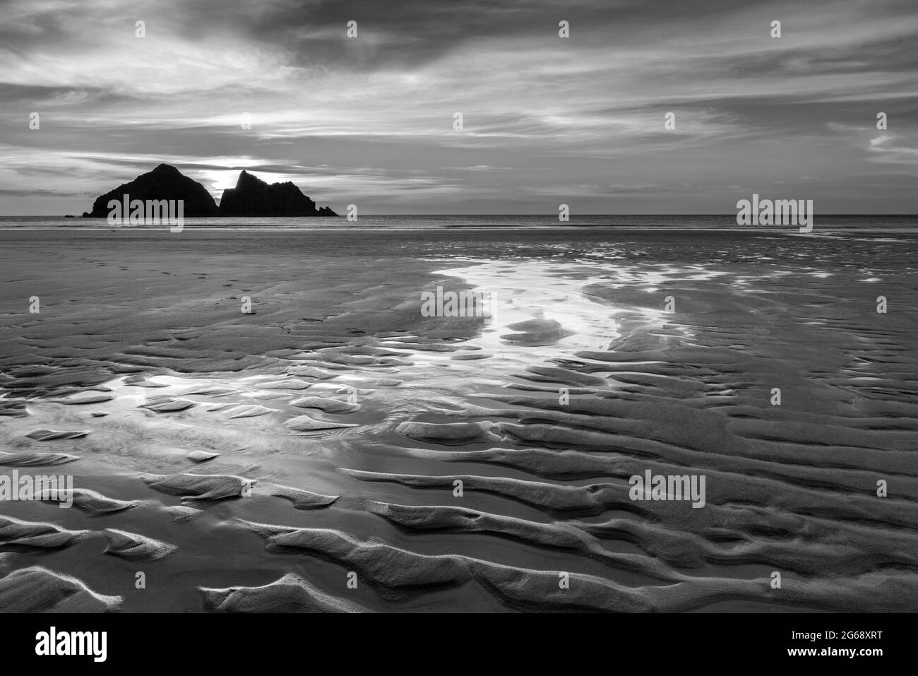 Absolut atemberaubende Landschaftsbilder vom Holywell Bay Beach in Cornwall Großbritannien während des goldenen Hojur-Sonnenuntergangs im Frühling Stockfoto