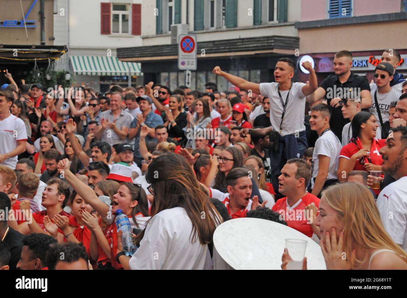 Pure Emotionen beim öffentlichen Fußballevent in der Longstreet in Zürich beim Spiel Schweiz gegen Spanien während des Weltmeister Chip 2021 Stockfoto