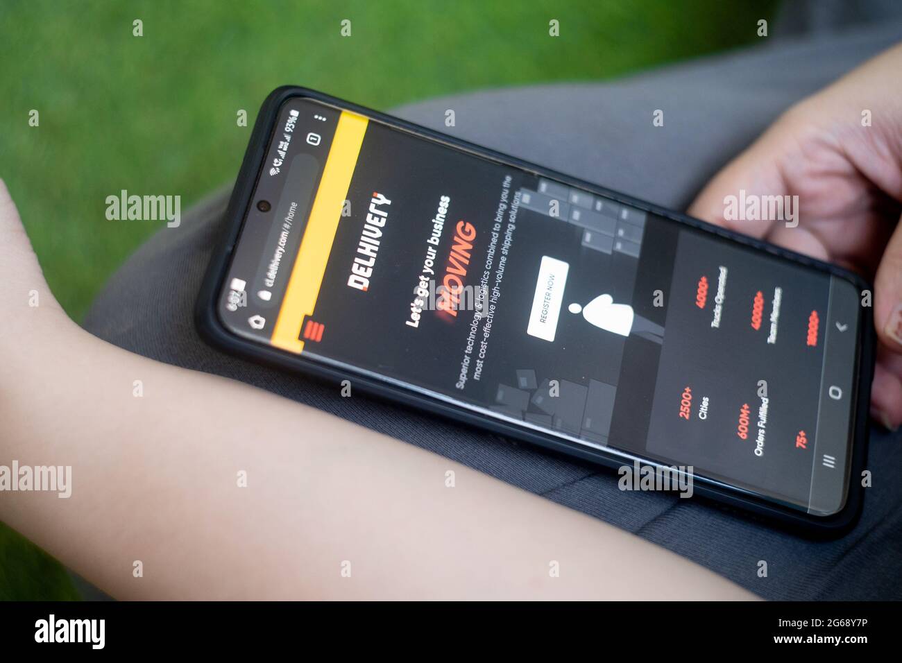 Telefonbildschirm, der Delhivery, den indischen Startup-Logistik-App Einhorn-Technologieanbieter zeigt, um kleine Unternehmen durch Kurier und shippin in Bewegung zu bringen Stockfoto