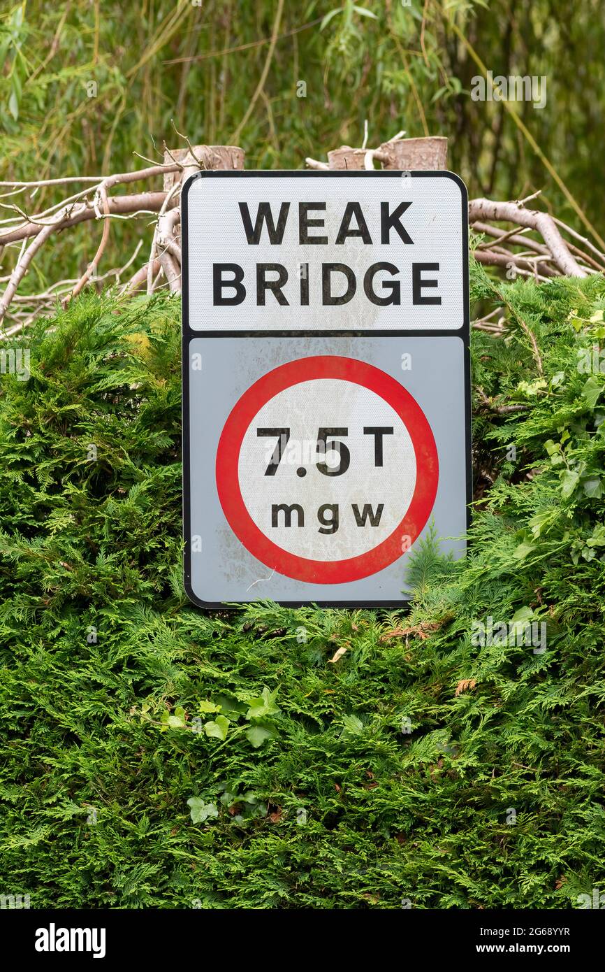 UK Warnschild für eine schwache Brücke mit einem maximalen Bruttogewicht von 7,5 t Stockfoto