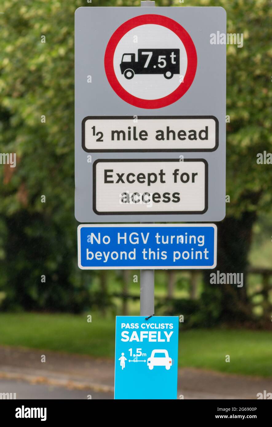 UK Gewichtsbeschränkung Zeichen für LKW über 7,5 t außer für den Zugang. Radfahrer Sicherheitshinweis Stockfoto
