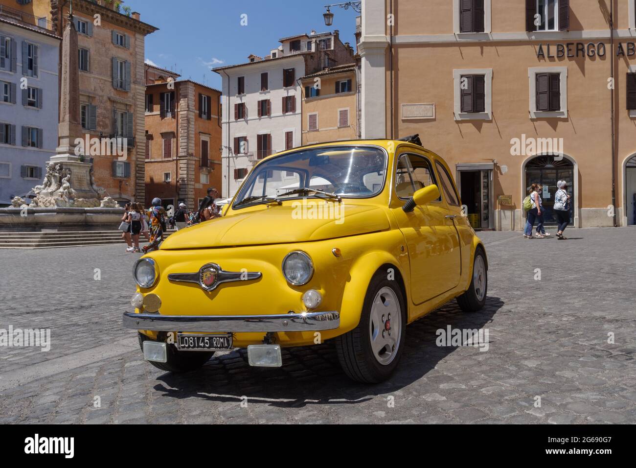 Fiat 500 Abarth Oldtimer auf dem Pantheon Platz in Rom geparkt Stockfoto