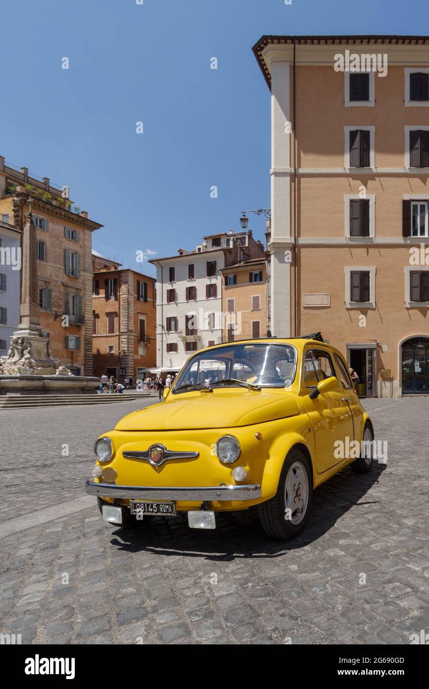 Fiat 500 Abarth Oldtimer auf dem Pantheon Platz in Rom geparkt Stockfoto