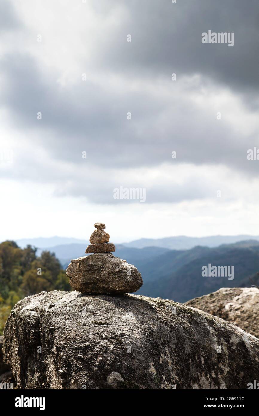 Cairn oder Steinmarkierung auf dem Bergpfad Stockfoto