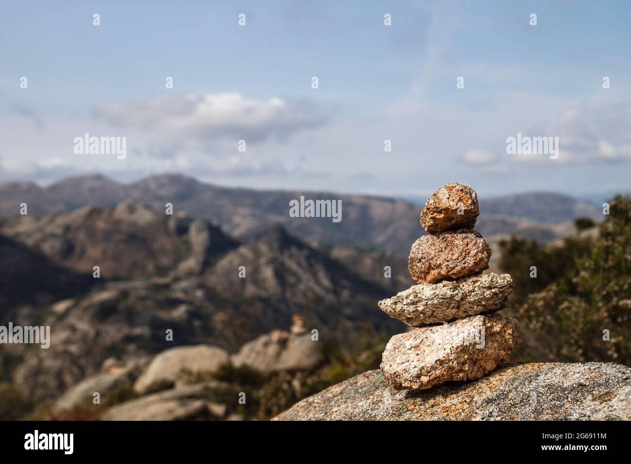 Cairn oder Steinmarkierung auf dem Bergpfad im Peneda-Geres National Park Stockfoto