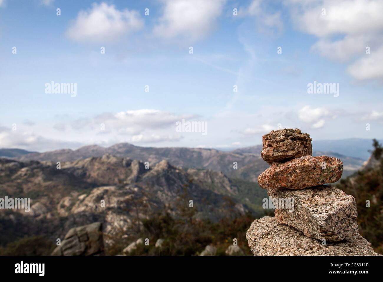 Cairn oder Steinmarkierung auf dem Bergpfad im Peneda-Geres National Park Stockfoto