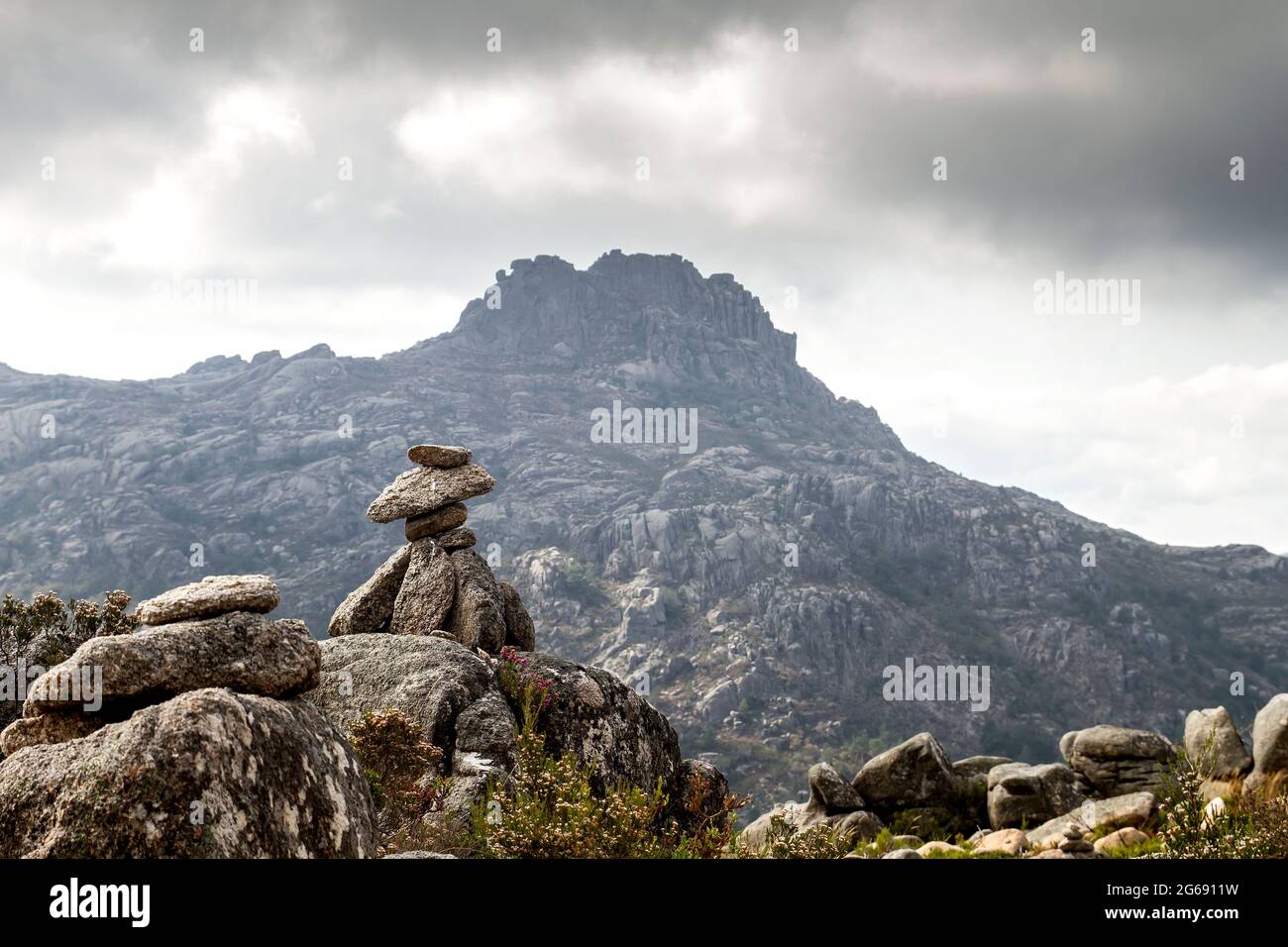 Cairn oder Steinmarkierung auf dem Bergpfad im Peneda Geres Nationalpark, Portugal Stockfoto