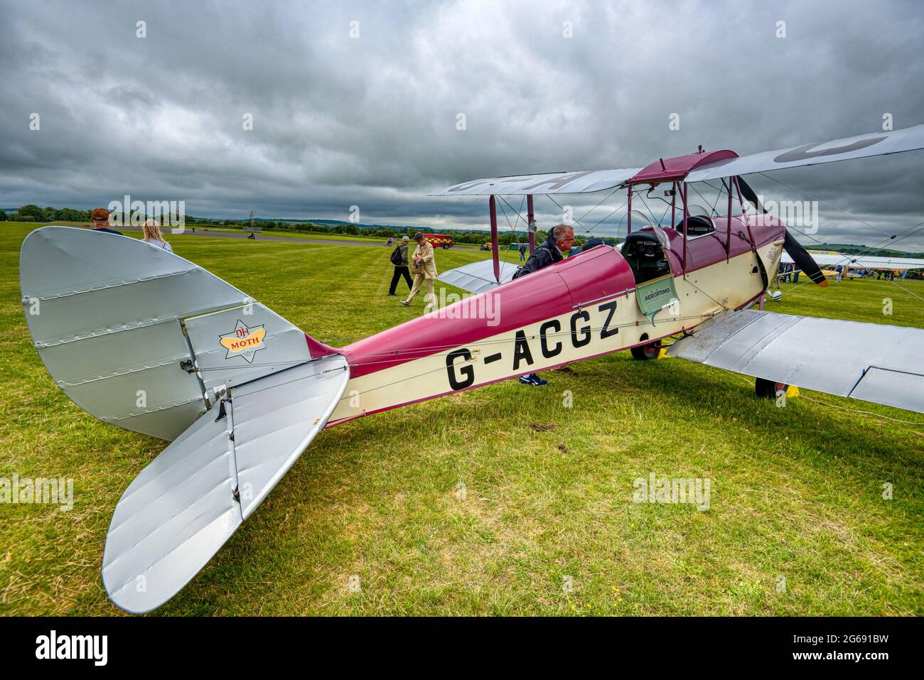 Ein 1933 de Havilland Moth Major G-ACGZ mit dem Abzeichen des Bombay Flying Club in Middle Wallop, Hampshire UK Stockfoto